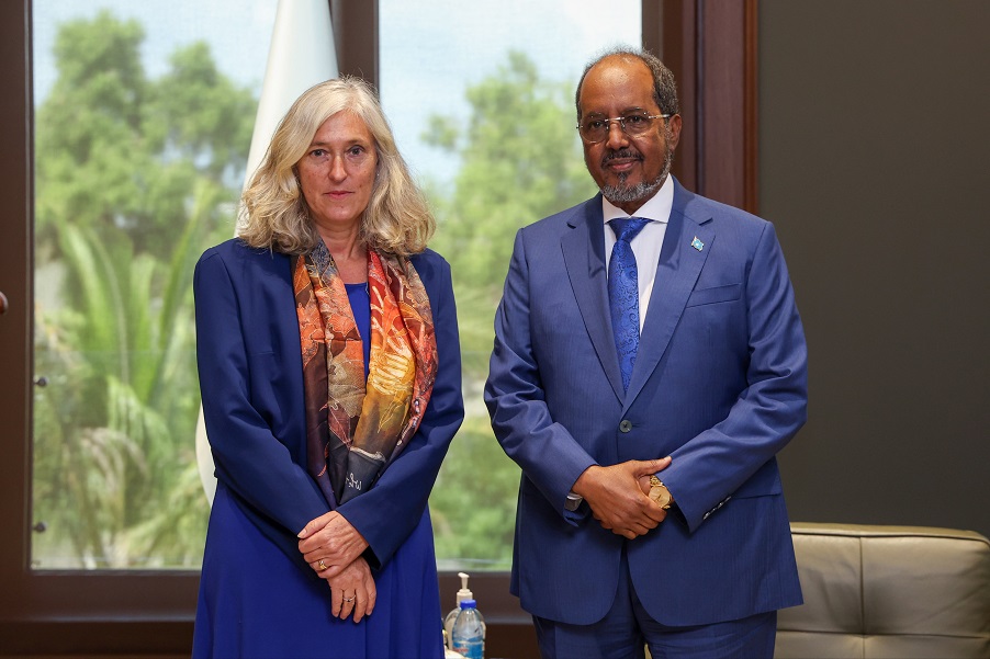 Francesca Di Mauro iyo Madaxweyne Xasan Sheekh.jpg